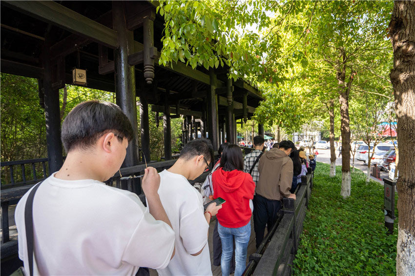 排隊(duì)背誦《蜀道難》的游客。劍門關(guān)景區(qū)供圖