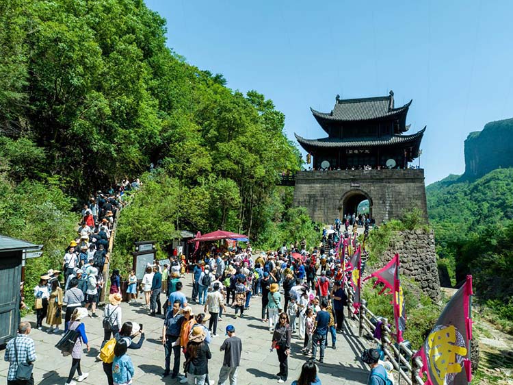 游客游劍門關景區(qū)關樓。劍門關景區(qū)供圖