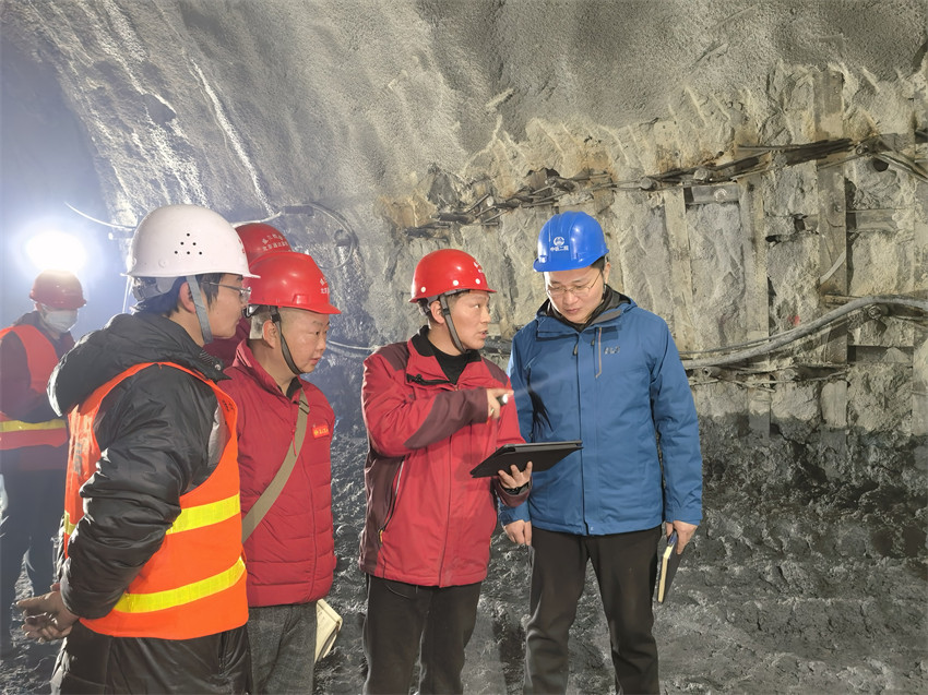 成蘭鐵路施工人員。成蘭公司供圖