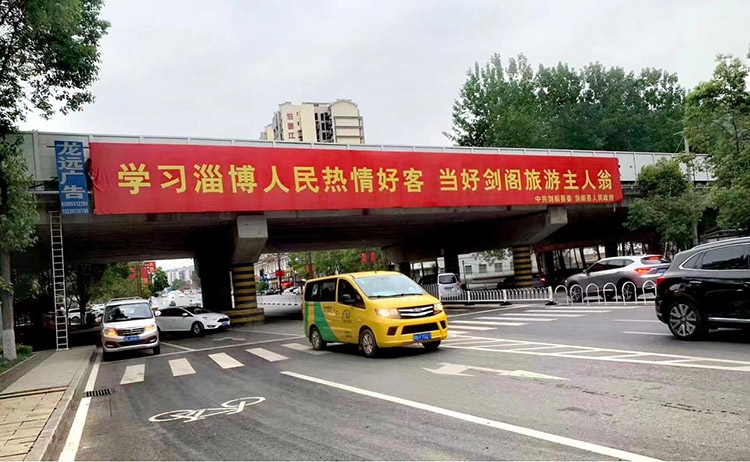 忙碌的擺渡車。劍閣縣融媒體中心供圖
