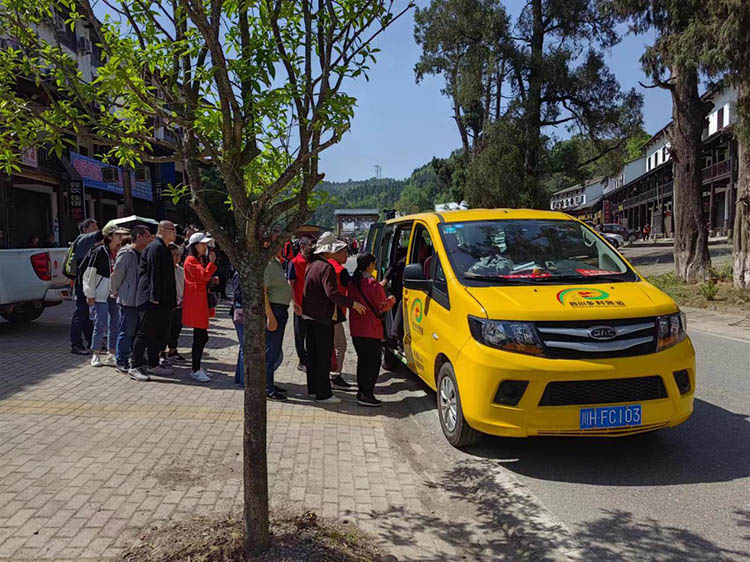游客排隊(duì)乘坐免費(fèi)擺渡車(chē)。劍閣縣融媒體中心供圖