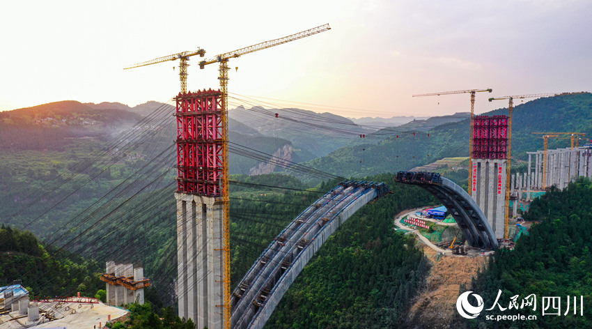 世界最大跨徑懸澆拱橋建設(shè)忙。劉學(xué)懿攝