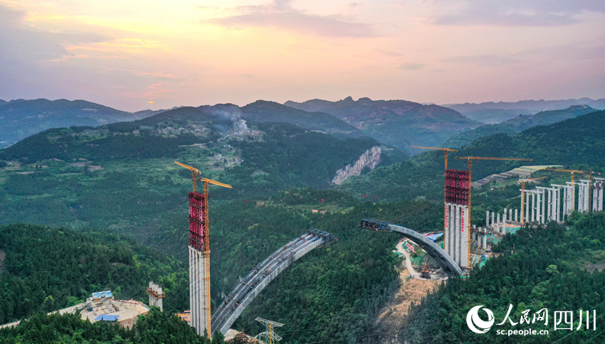 世界最大跨徑懸澆拱橋建設(shè)忙。劉學(xué)懿攝
