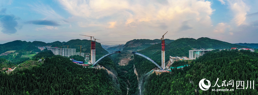 世界最大跨徑懸澆拱橋建設(shè)忙。劉學(xué)懿攝