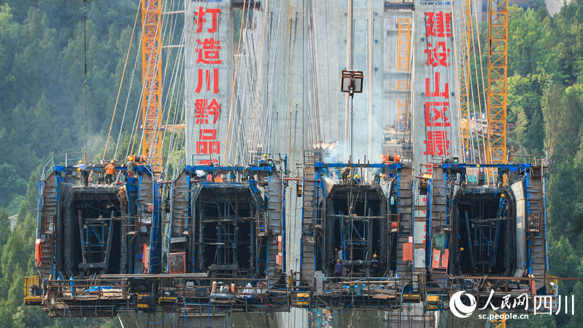 水落河特大橋建設(shè)現(xiàn)場一派忙碌。劉學(xué)懿攝
