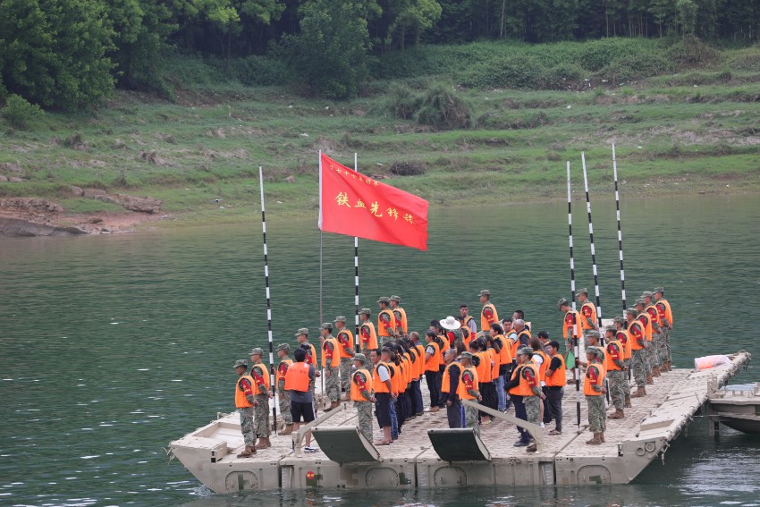 樂(lè)山消防救援支隊(duì)專業(yè)水域救援轉(zhuǎn)移被困群眾。四川省應(yīng)急管理廳供圖