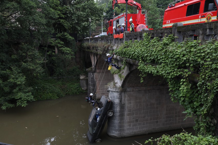 四川山岳救援大隊河道救援。四川省應(yīng)急管理廳供圖