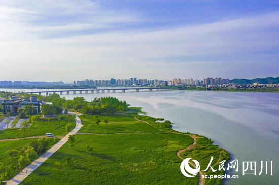 漂亮的柳岸公園，告別初代經(jīng)開人“先生產(chǎn)后生活”的模式。岳冰松攝