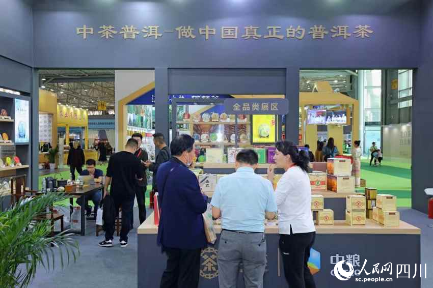 參展商正在向客戶推介產(chǎn)品。盧雨攝