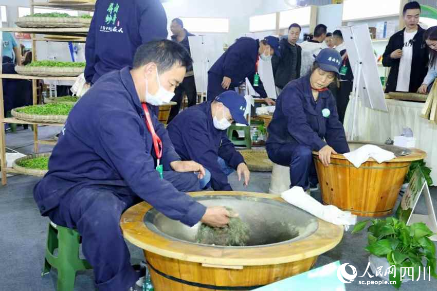 工作人員正在展示制茶。盧雨攝