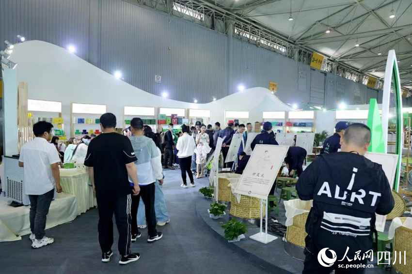 市民正在參觀展覽中的茶品。盧雨攝