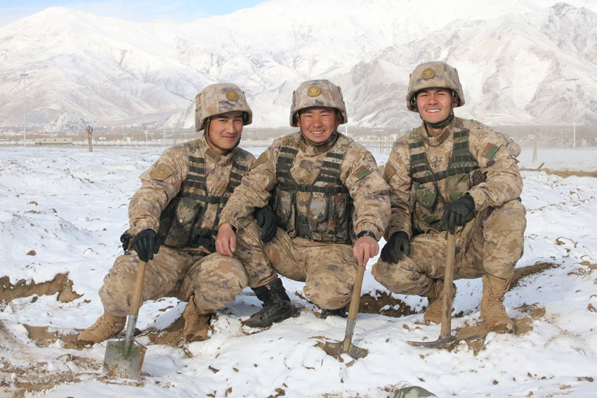 楊愛理（左二）與戰(zhàn)友合影。陸軍第77集團(tuán)軍某旅供圖