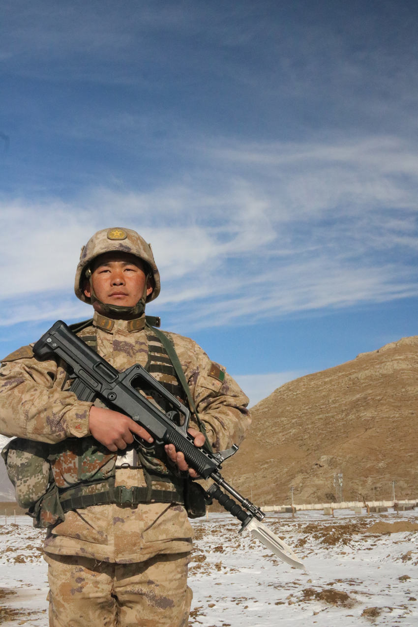楊愛理在站崗執(zhí)勤。陸軍第77集團(tuán)軍某旅供圖