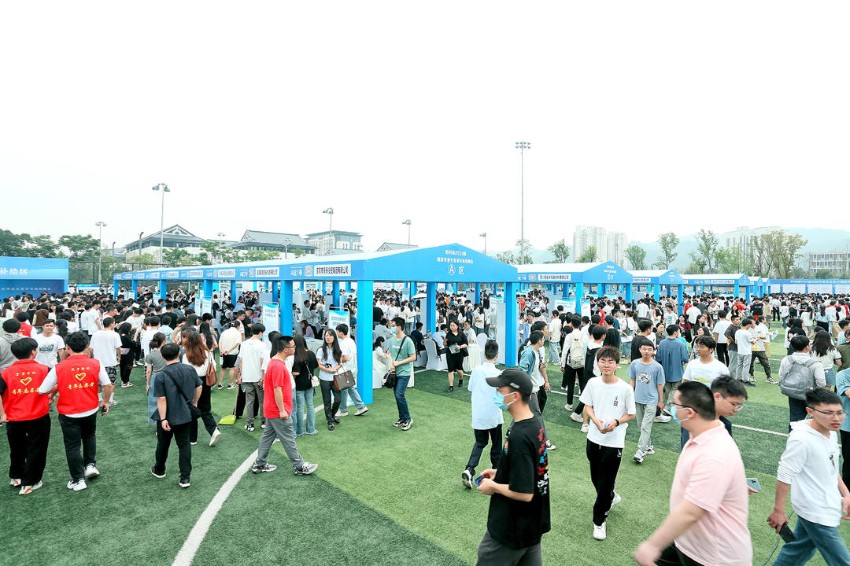 圖為招聘會展位。宜賓市委宣傳部供圖