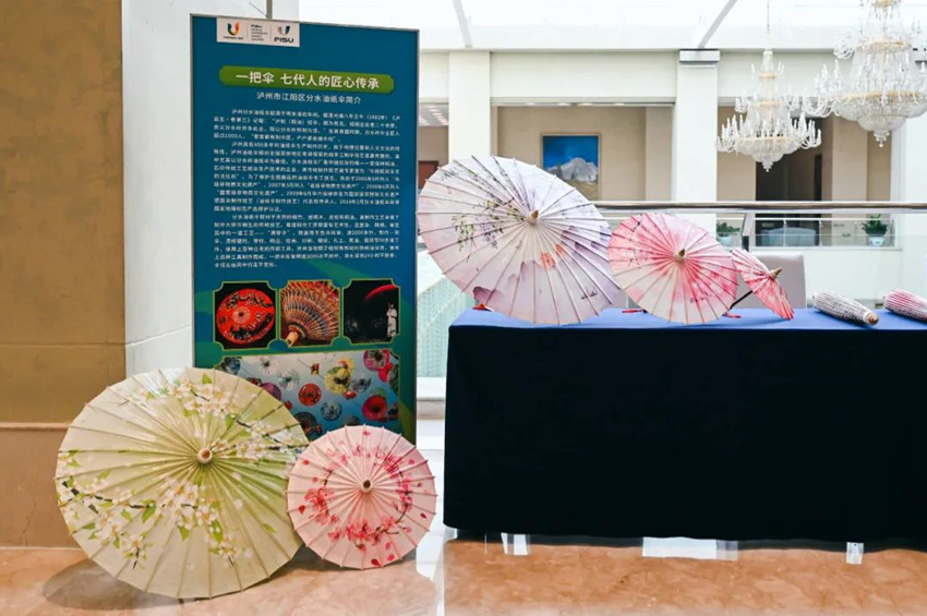 會場外展示的國家級非物質文化遺產瀘州油紙傘。成都大運會執(zhí)委會宣傳部供圖