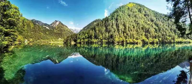 白云照影夢翩翩。九寨溝景區(qū)供圖