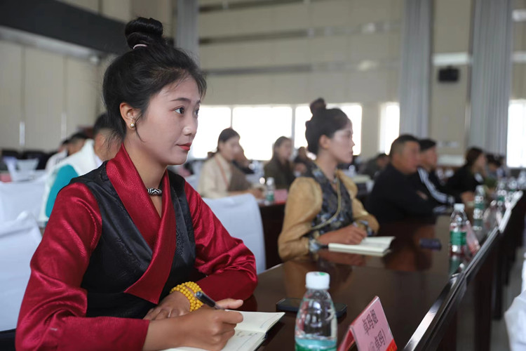 參會(huì)人員認(rèn)真聽講并做好筆記。德吉班姆攝
