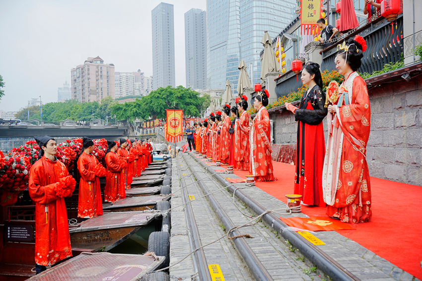 20對(duì)新就業(yè)形態(tài)勞動(dòng)者，身著傳統(tǒng)中式禮服參加集體婚禮。成都市錦江區(qū)宣傳部供圖