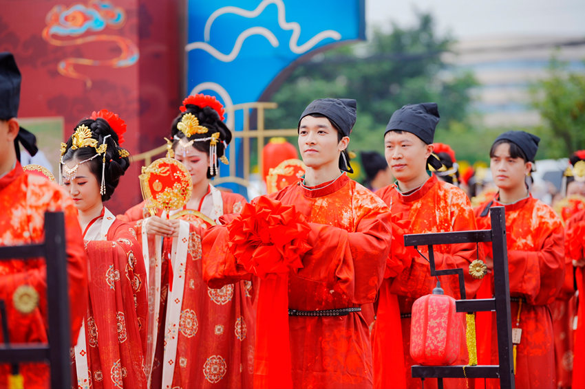 20對(duì)新就業(yè)形態(tài)勞動(dòng)者，身著傳統(tǒng)中式禮服參加集體婚禮。成都市錦江區(qū)宣傳部供圖