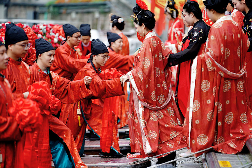 20對(duì)新就業(yè)形態(tài)勞動(dòng)者，身著傳統(tǒng)中式禮服參加集體婚禮。成都市錦江區(qū)宣傳部供圖
