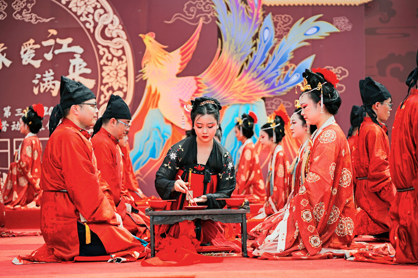 20對(duì)新就業(yè)形態(tài)勞動(dòng)者，身著傳統(tǒng)中式禮服參加集體婚禮。成都市錦江區(qū)宣傳部供圖