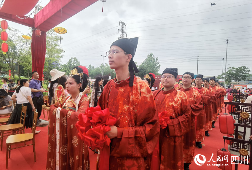 20對新人，正在進(jìn)行集體婚禮儀式。人民網(wǎng) 王洪江攝