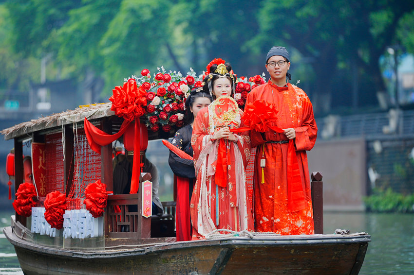 參加集體婚禮的一對(duì)新人。成都市錦江區(qū)宣傳部供圖