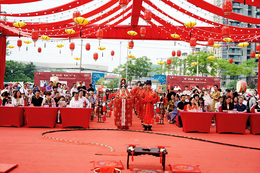 集體婚禮現(xiàn)場正在進(jìn)行儀式。成都市錦江區(qū)宣傳部供圖