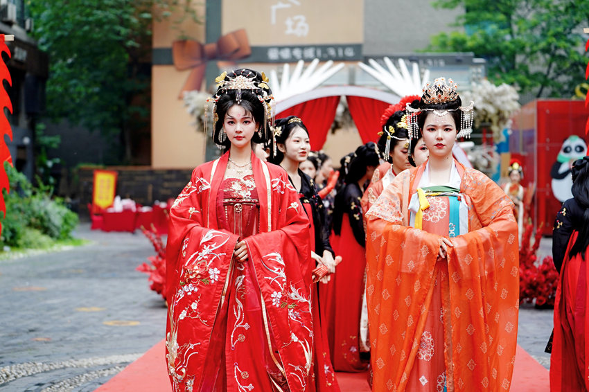 身著傳統(tǒng)中式禮服參加集體婚禮的新娘。成都市錦江區(qū)宣傳部供圖