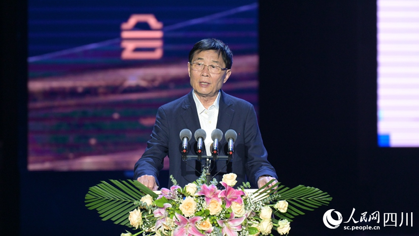 四川電影電視學(xué)院校長羅共和在成渝影視發(fā)展大會上進(jìn)行主旨演講。人民網(wǎng) 王洪江攝