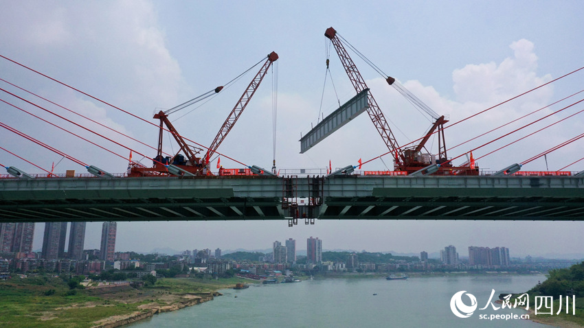 納溪長江大橋建設現(xiàn)場，工人正在吊裝鋼梁。廖勝春攝