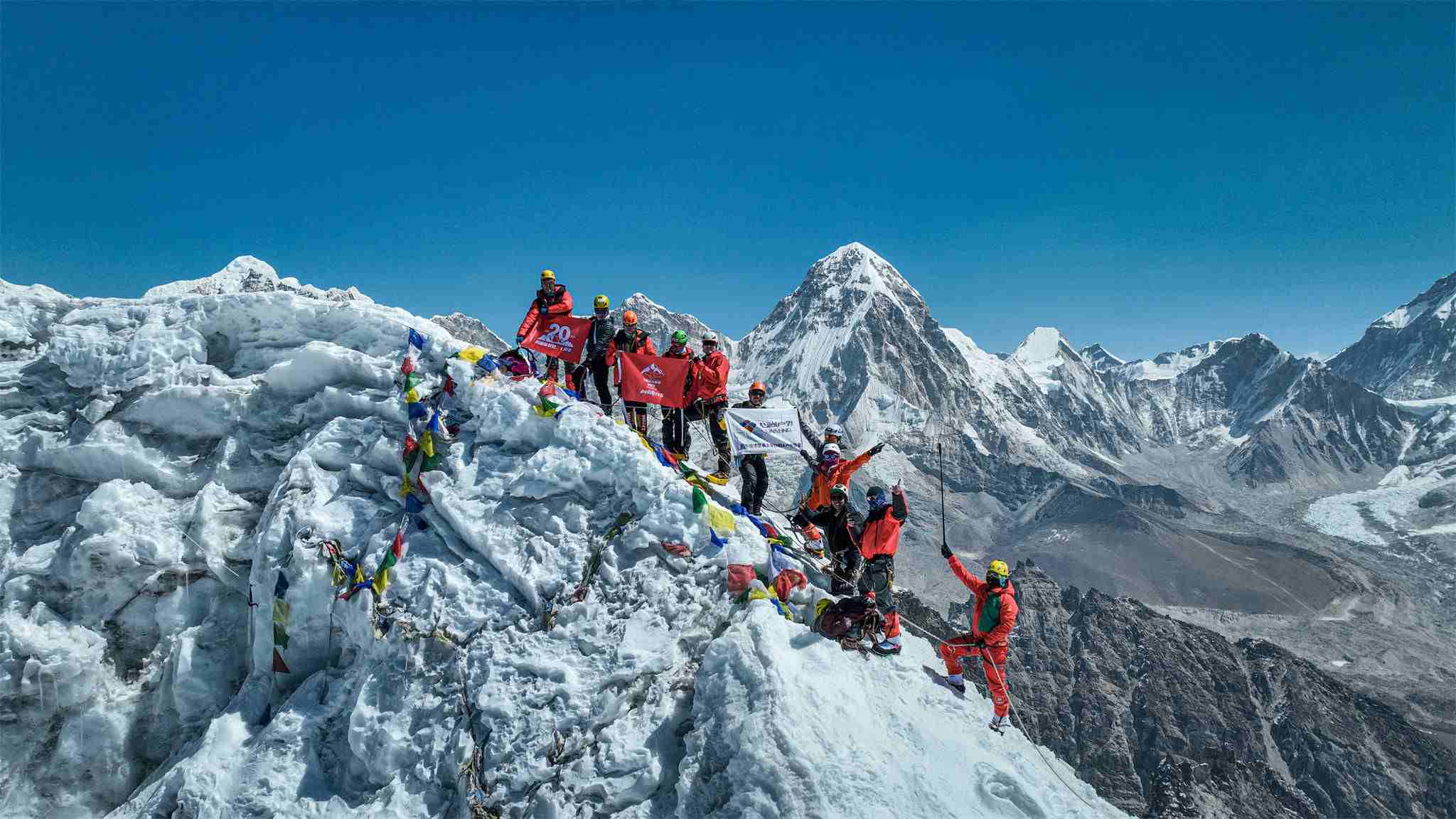攀登隊第一次拉練登頂羅布切峰。阿壩州文體旅游局供圖