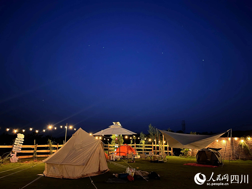 聚興家庭農場夜景。李悅攝