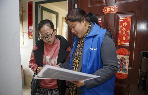 2月4日，錦城社區(qū)玲瓏郡小區(qū)志愿者服務(wù)隊(duì)隊(duì)長(zhǎng)、微網(wǎng)格員鄭成英向小區(qū)居民收集信息