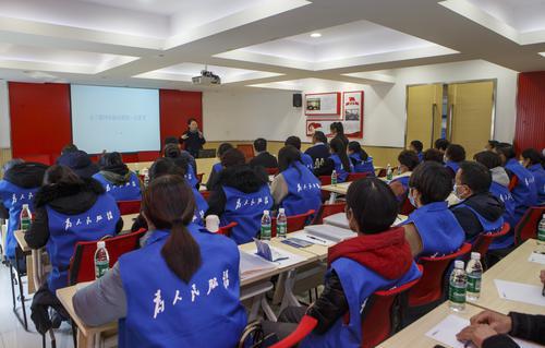 2月4日，錦城社區(qū)微網(wǎng)格員在培訓(xùn)班上聆聽專家授課