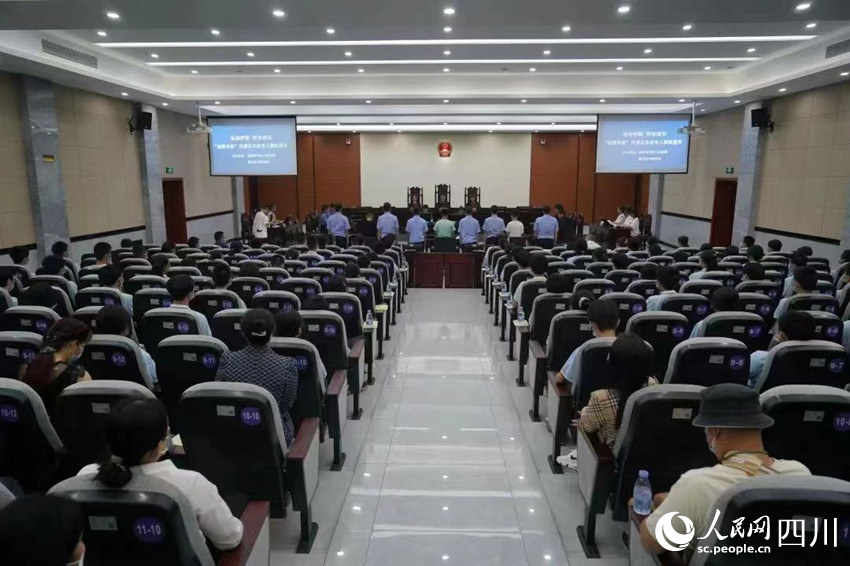 模擬庭審現(xiàn)場。鄭荔丹攝
