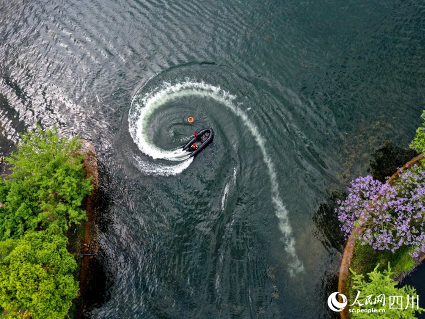 四川省森林消防總隊特勤大隊一中隊消防員正在進行“操艇繞標(biāo)”課目演練。程雪力攝