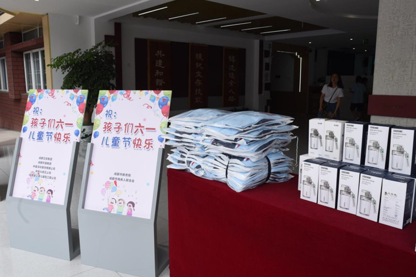 成都市特殊教育學校里，滿滿當當?shù)亩Y物。成都市殘聯(lián)供圖