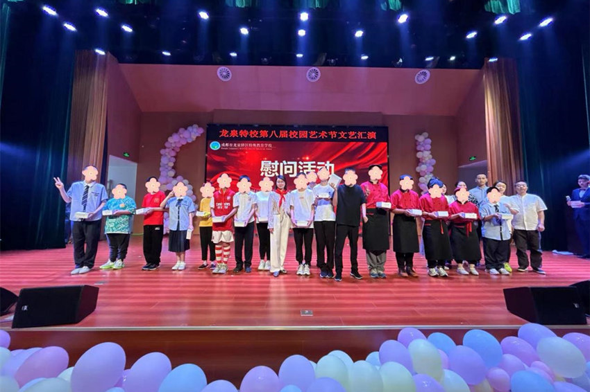 龍泉驛區(qū)特殊教育學(xué)校里，“六一”禮物發(fā)放。成都市殘聯(lián)供圖