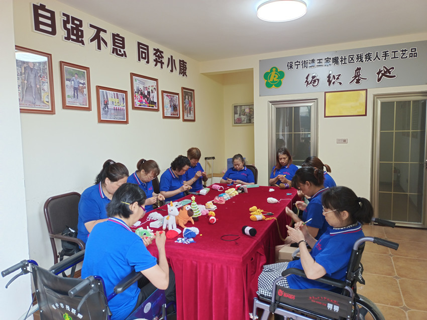 “閬苑善坊”殘疾員工在編織基地制作編織產(chǎn)品。閬中市殘聯(lián)供圖