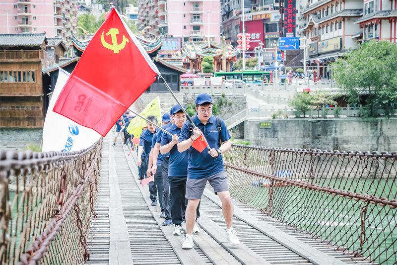 青年黨員代表通過瀘定橋。桑達股份供圖
