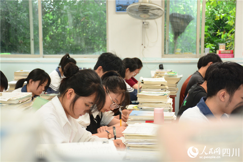 專心學(xué)習(xí)的同學(xué)們。蘭楯攝