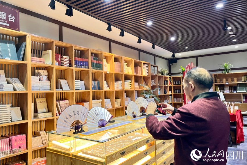 三蘇祠博物館文創(chuàng)產(chǎn)品備受喜愛。人民網(wǎng)記者 朱虹攝