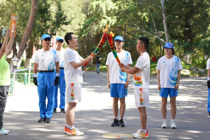 火炬手正在傳遞成都大運(yùn)會火炬。成都大運(yùn)會執(zhí)委會供圖