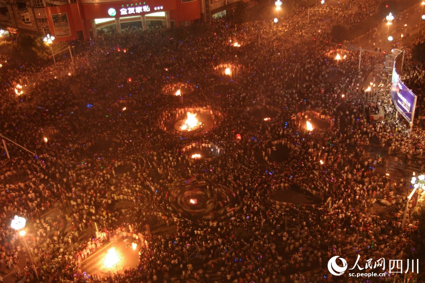 資料圖：涼山火把節(jié)現(xiàn)場。宋明 攝