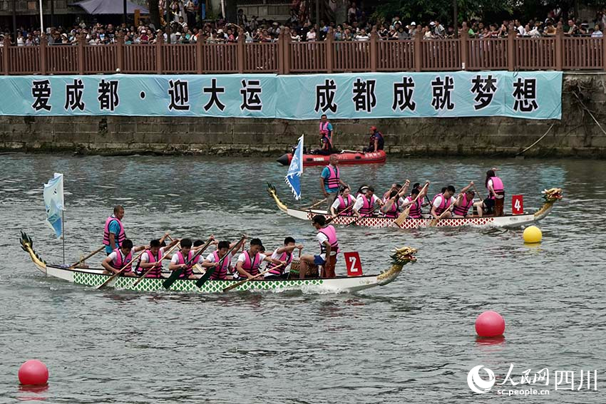 比賽現(xiàn)場，參數(shù)者你追我趕，奮勇爭先。劉婷攝