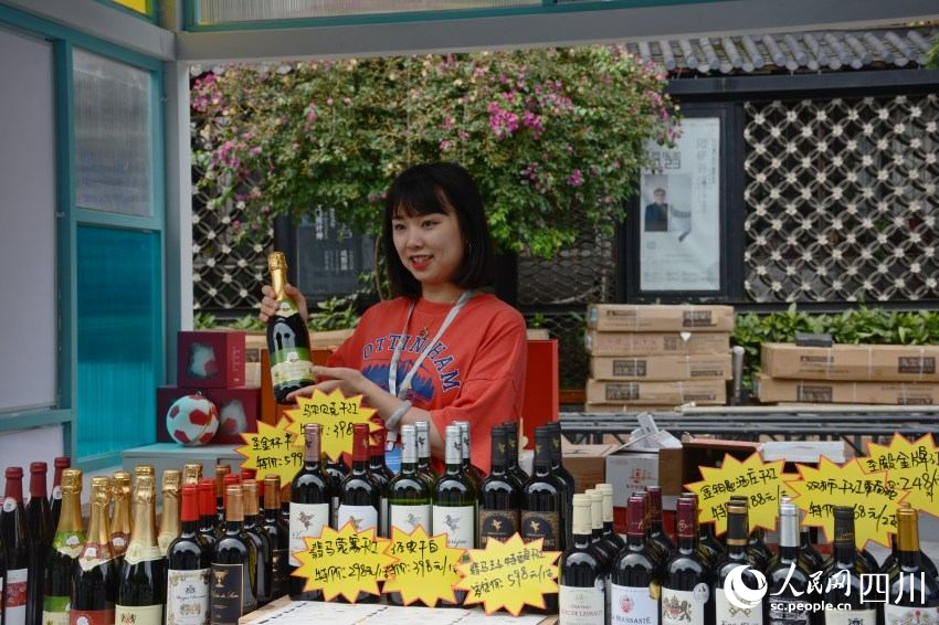 展銷商向市民展示法國(guó)紅酒。陳芳斌攝