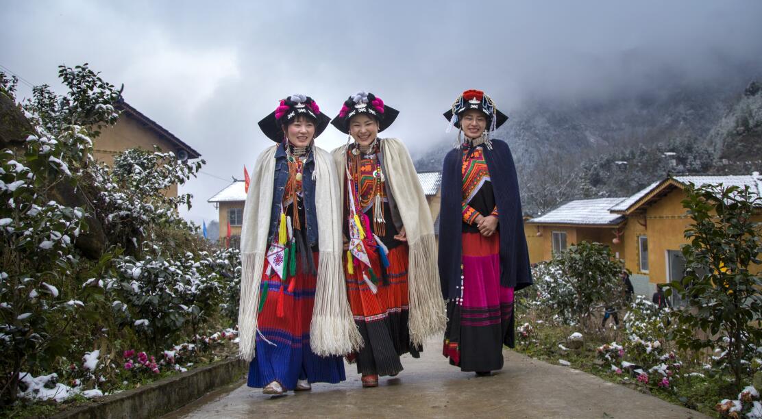 身著漂亮的民族服飾，走在鄉(xiāng)間路上