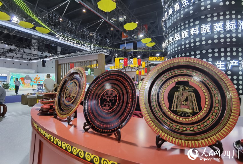 涼山館參展展品。人民網(wǎng)記者 王洪江攝