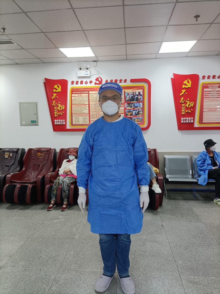 王先良在疫情期間參加志愿者工作。受訪者供圖